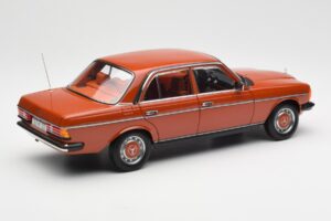 Mercedes 200 W123 English Röd Återförsäljarupplaga Norev 1:18 B66040653 Metall — bild 3 av 8
