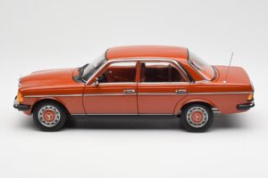Mercedes 200 W123 English Röd Återförsäljarupplaga Norev 1:18 B66040653 Metall — bild 4 av 8