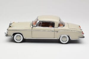 Mercedes 220 SE W128 Coupe Ljusgrå Sun Star 1:18 3568 Metall — bild 4 av 8