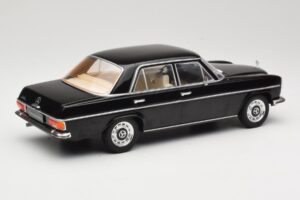 Mercedes 220D W115 Svart MCG 1:18 MCG18117 Metall — bild 2 av 6