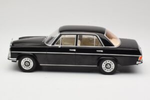Mercedes 220D W115 Svart MCG 1:18 MCG18117 Metall — bild 3 av 6