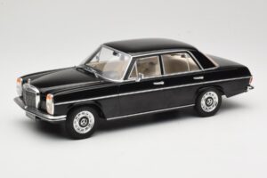 Mercedes 220D W115 Svart MCG 1:18 MCG18117 Metall