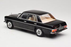 Mercedes 220D W115 Svart MCG 1:18 MCG18117 Metall — bild 5 av 6
