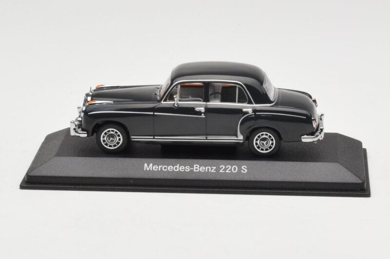 Mercedes 220S W180 Ljusgrå Minichamps 1:43 Mercedes 220S W180 Ljusgrå Minichamps 1:43 B66040534 Metall