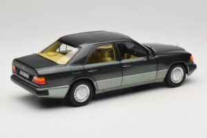 Mercedes 230E W124 Night Green Metallic Norev 1:18 183952 Metall — bild 3 av 8