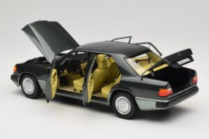 Mercedes 230E W124 Night Green Metallic Norev 1:18 183952 Metall — bild 5 av 8