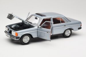 Mercedes 230E W123 Silver & Ljusblå Revell 1:18 08407 Metall — bild 2 av 8
