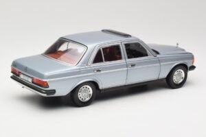 Mercedes 230E W123 Silver & Ljusblå Revell 1:18 08407 Metall — bild 3 av 8