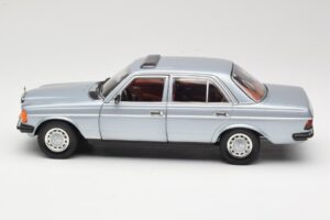 Mercedes 230E W123 Silver & Ljusblå Revell 1:18 08407 Metall — bild 4 av 8