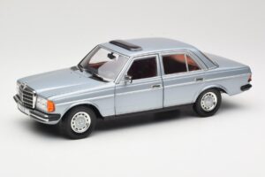 Mercedes 230E W123 Silver & Ljusblå Revell 1:18 08407 Metall