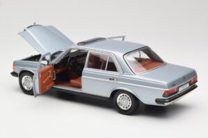 Mercedes 230E W123 Silver & Ljusblå Revell 1:18 08407 Metall — bild 5 av 8