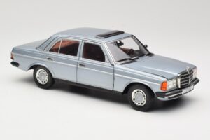 Mercedes 230E W123 Silver & Ljusblå Revell 1:18 08407 Metall — bild 6 av 8
