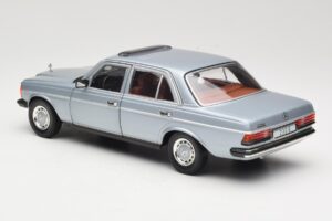 Mercedes 230E W123 Silver & Ljusblå Revell 1:18 08407 Metall — bild 7 av 8