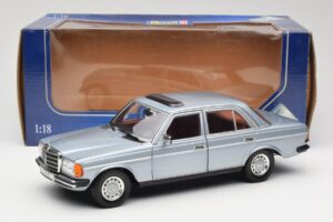 Mercedes 230E W123 Silver & Ljusblå Revell 1:18 08407 Metall — bild 8 av 8