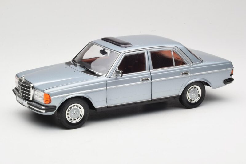 Mercedes 230E W123 Silver & Ljusblå Revell 1:18 08407 Metall