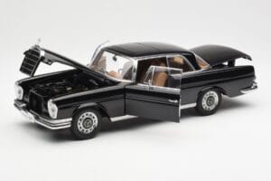 Mercedes 280 SE W111 Coupe Svart AUTOart 1:18 76286 Metall — bild 2 av 8