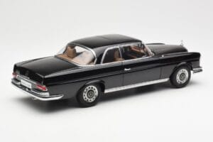 Mercedes 280 SE W111 Coupe Svart AUTOart 1:18 76286 Metall — bild 3 av 8