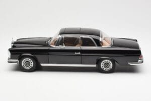Mercedes 280 SE W111 Coupe Svart AUTOart 1:18 76286 Metall — bild 4 av 8