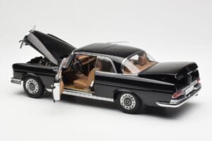 Mercedes 280 SE W111 Coupe Svart AUTOart 1:18 76286 Metall — bild 5 av 8