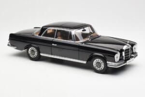 Mercedes 280 SE W111 Coupe Svart AUTOart 1:18 76286 Metall — bild 6 av 8