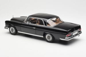 Mercedes 280 SE W111 Coupe Svart AUTOart 1:18 76286 Metall — bild 7 av 8