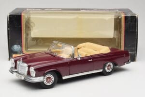Mercedes 280SE W108 Bordeaux Röd Maisto 1:18 31811 Metall — bild 8 av 8