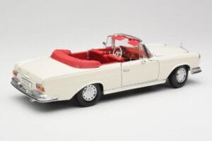 Mercedes 280SE W108 Ivory Vit Maisto 1:18 50223 Metall — bild 3 av 8