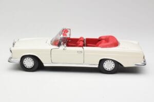Mercedes 280SE W108 Ivory Vit Maisto 1:18 50223 Metall — bild 4 av 8
