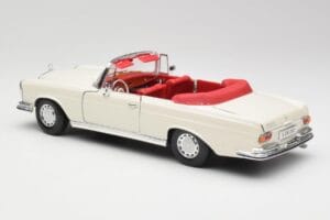 Mercedes 280SE W108 Ivory Vit Maisto 1:18 50223 Metall — bild 7 av 8