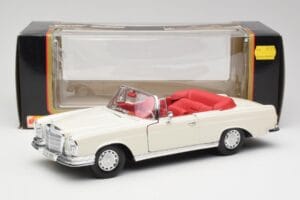 Mercedes 280SE W108 Ivory Vit Maisto 1:18 50223 Metall — bild 8 av 8