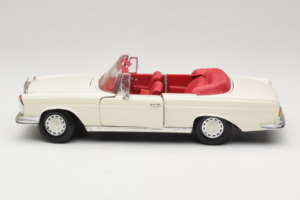 Mercedes 280 SE W108 Vit Maisto 1:18 52111 Metall — bild 4 av 8