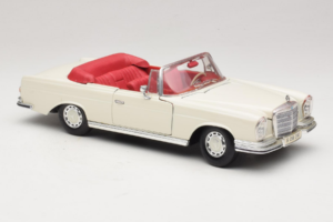 Mercedes 280 SE W108 Vit Maisto 1:18 52111 Metall — bild 6 av 8