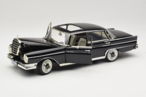 Mercedes 300 SE W112 Black Metallic Revell 1:18 08910 Metall — bild 2 av 8