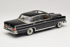 Mercedes 300 SE W112 Black Metallic Revell 1:18 08910 Metall — bild 3 av 8