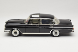 Mercedes 300 SE W112 Black Metallic Revell 1:18 08910 Metall — bild 4 av 8
