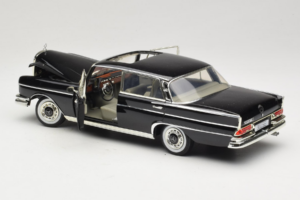 Mercedes 300 SE W112 Black Metallic Revell 1:18 08910 Metall — bild 5 av 8
