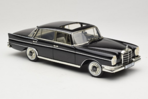 Mercedes 300 SE W112 Black Metallic Revell 1:18 08910 Metall — bild 6 av 8