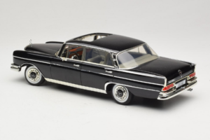Mercedes 300 SE W112 Black Metallic Revell 1:18 08910 Metall — bild 7 av 8