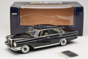 Mercedes 300 SE W112 Black Metallic Revell 1:18 08910 Metall — bild 8 av 8
