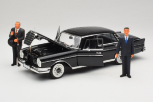 Mercedes 300 SE Svart med Figurer Revell 1:18 9050 Metall — bild 2 av 9