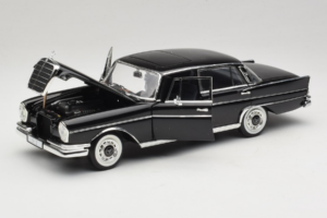 Mercedes 300 SE Svart med Figurer Revell 1:18 9050 Metall — bild 3 av 9