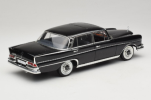 Mercedes 300 SE Svart med Figurer Revell 1:18 9050 Metall — bild 4 av 9