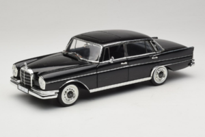 Mercedes 300 SE Svart med Figurer Revell 1:18 9050 Metall