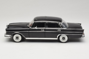Mercedes 300 SE Svart med Figurer Revell 1:18 9050 Metall — bild 5 av 9