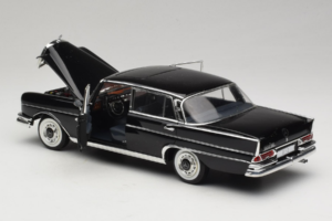 Mercedes 300 SE Svart med Figurer Revell 1:18 9050 Metall — bild 6 av 9