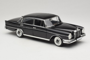 Mercedes 300 SE Svart med Figurer Revell 1:18 9050 Metall — bild 7 av 9