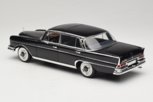 Mercedes 300 SE Svart med Figurer Revell 1:18 9050 Metall — bild 8 av 9