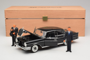 Mercedes 300 SE Svart med Figurer Revell 1:18 9050 Metall — bild 9 av 9