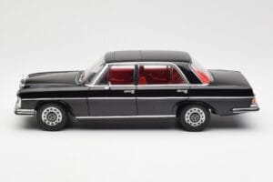 Mercedes 300 SEL 6.3 W109 Svart AUTOart 1:18 76140 Metall — bild 4 av 8