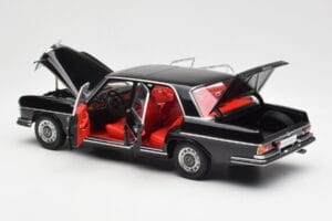 Mercedes 300 SEL 6.3 W109 Svart AUTOart 1:18 76140 Metall — bild 5 av 8